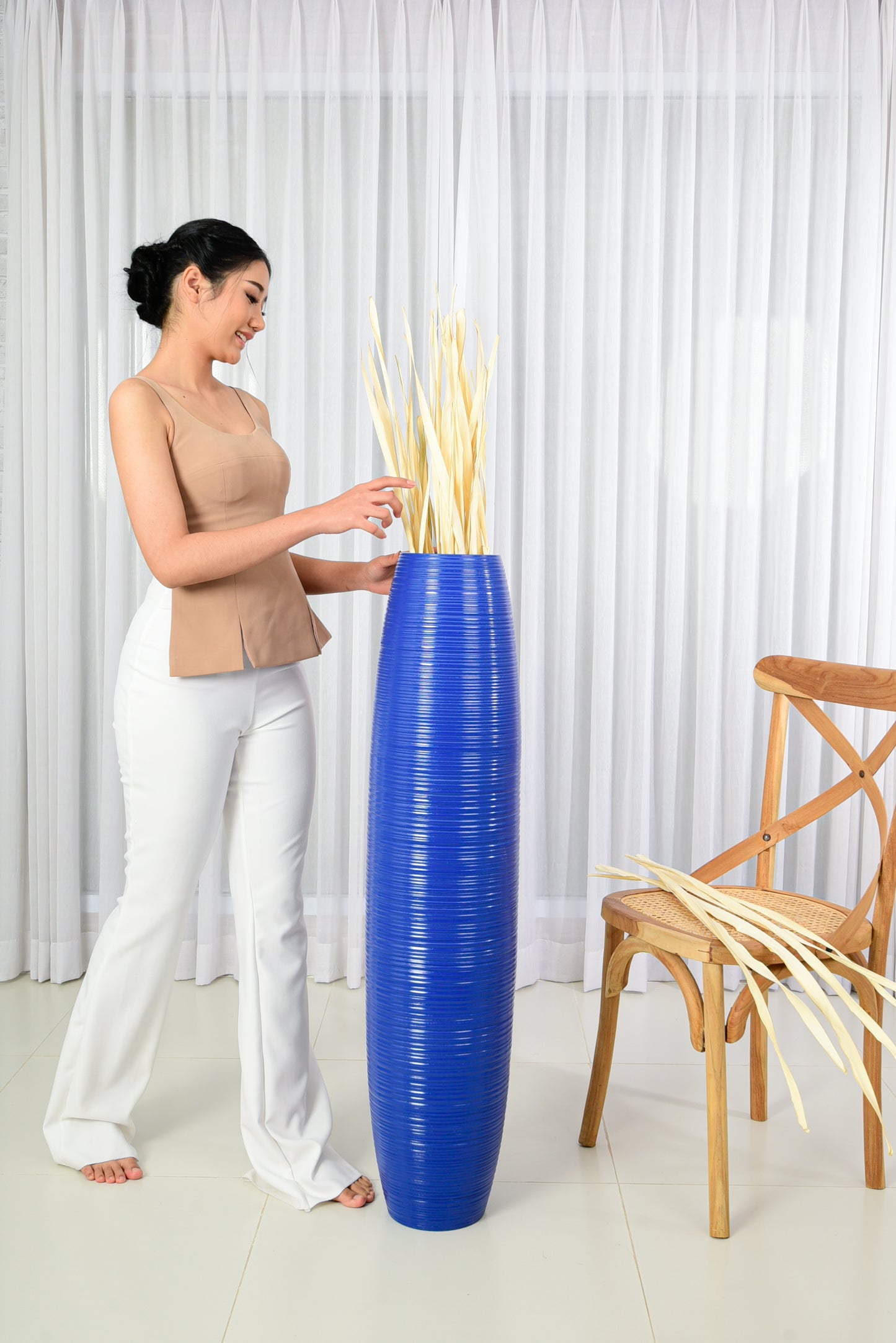 Large Mango Wood Floor Vase – Handcrafted Decorative Highlight from Thailand, 105 cm