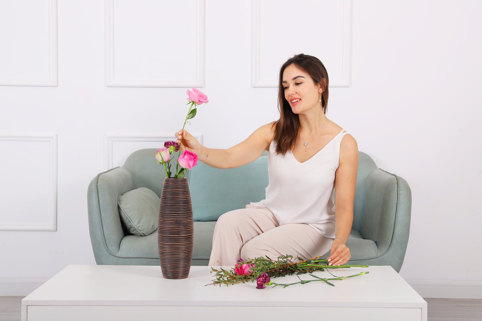 Compact Resin Vase – Stylish Waterproof Decorative Vase for Floor, Table or Shelf, brown, 34 cm